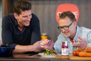 Mario Gomez Instagram - Megalecker und obendrein gesund für Mensch und Planet: So sieht für mich die Zukunft der Ernährung aus. @organicgardenworld: Ich freue mich darauf, mit euch genau daran zu arbeiten. 
#futureisnow #organicgarden 

@mikemeyerphotography
