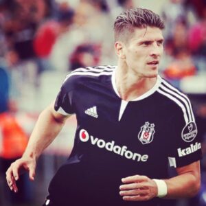 Mario Gomez Instagram - Finally our first game 2016... Let's do a good start, having fun and be focused like the first half of the season! 
#bjk #karakartal #3puan #besiktas #blackeagle 