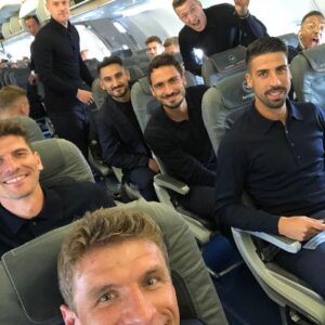 Mario Gomez Instagram - Boys on tour...✈️...watutinki 🔜