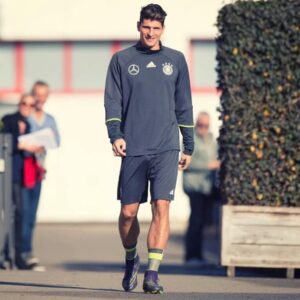 Mario Gomez Instagram - Training at Säbener Straße yesterday. Great memories 💥😎 #training #säbenerstraße #dfb #fcb #bjk