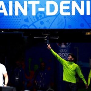 Mario Gomez Instagram - Saint-Denis... Just one more step... Jetzt erst recht ! 💪🏽
#vivelamannschaft #jederfürjeden #dfb #23 #33 #vamos