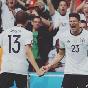 Mario Gomez Instagram - Yeah.... 💥
#jederfürjeden #vivelamannschaft #sieg #nurnoch4 #23 #33