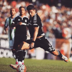 Mario Gomez Instagram - Relaxing day after a very good week of hard Training. I'm ready! Let's go Besiktas for a succesful season! 💪🏽⚽️ #cantwaittoscoreforthisbigclub #ready #bjk #kartal #dreams #goforit #happyman
