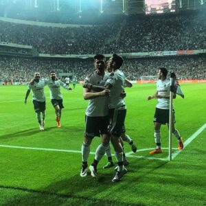 Mario Gomez Instagram - That is how we do it! Proud to be part of this history moment..🙏🏽 amazing stadium, amazing fans, unbelievable atmosphere! Thank u guys! Lets keep it rolling...💪🏽
#bjk #besiktas #vodafonearena #blackeagle #firstwin #firstgoal #happy #33