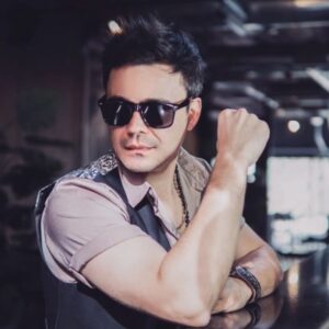 Mario Guerrero Instagram - #Labotella ya está disoonible en todas las plataformas digitales!!! En mis stories les dejo el link para que la escuchen! 😎🥃🤠

#nuevosingle #nuevamusica #marioguerrero #musicachilena #musicaentendencia #musicanueva #labotella