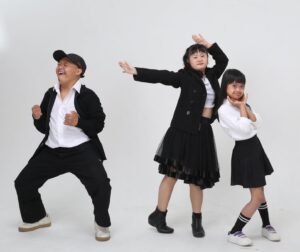 Mario Lawalata Instagram - WenWen, Chilla, dan Febrian adalah anak dengan Down Syndrome (ADS) yang berminat dan bersemangat dalam bidang musik, menyanyi, dan seni gerak tubuh seperti menari dan senam.

Terbukti selama sesi pemotretan, mereka terus bergerak dan menari dengan gembira karena diputar musik selama pemotretan.

Kami peduli terhadap anak-anak dengan Down Syndrome dan ingin memperluas gerakan #EndTheStereotypes dan #AkuAdaAkuBisa. 😇🤍🙏🏽

Dengan ini, Yayasan @potads Indonesia dan Fotografer @ronibachroni_real bekerja sama untuk menggerakkan gerakan ini agar lebih besar lagi dan diterima, dipahami, dan kemudian diamalkan oleh masyarakat dalam kehidupan sehari-hari. 🫶🏽
———
👕👚👕👚
@dibbaofficial l @thekhasoe @titiessapoetra 
———
👫🏻👬🏻👭🏻👫🏻
@vi_marze @carolinesoerachmat @c.n.m @p_febriina @ijonkfrizzy @ririndwiariyanti @noumira @mr.ioyudhistira @bambimbumbembom