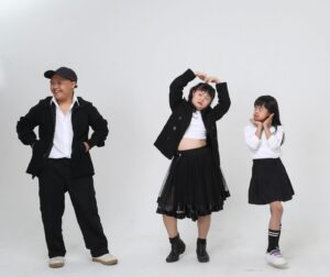Mario Lawalata Instagram - WenWen, Chilla, dan Febrian adalah anak dengan Down Syndrome (ADS) yang berminat dan bersemangat dalam bidang musik, menyanyi, dan seni gerak tubuh seperti menari dan senam.

Terbukti selama sesi pemotretan, mereka terus bergerak dan menari dengan gembira karena diputar musik selama pemotretan.

Kami peduli terhadap anak-anak dengan Down Syndrome dan ingin memperluas gerakan #EndTheStereotypes dan #AkuAdaAkuBisa. 😇🤍🙏🏽

Dengan ini, Yayasan @potads Indonesia dan Fotografer @ronibachroni_real bekerja sama untuk menggerakkan gerakan ini agar lebih besar lagi dan diterima, dipahami, dan kemudian diamalkan oleh masyarakat dalam kehidupan sehari-hari. 🫶🏽
———
👕👚👕👚
@dibbaofficial l @thekhasoe @titiessapoetra 
———
👫🏻👬🏻👭🏻👫🏻
@vi_marze @carolinesoerachmat @c.n.m @p_febriina @ijonkfrizzy @ririndwiariyanti @noumira @mr.ioyudhistira @bambimbumbembom