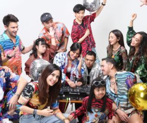Mario Lawalata Instagram - WenWen, Chilla, dan Febrian adalah anak dengan Down Syndrome (ADS) yang berminat dan bersemangat dalam bidang musik, menyanyi, dan seni gerak tubuh seperti menari dan senam.

Terbukti selama sesi pemotretan, mereka terus bergerak dan menari dengan gembira karena diputar musik selama pemotretan.

Kami peduli terhadap anak-anak dengan Down Syndrome dan ingin memperluas gerakan #EndTheStereotypes dan #AkuAdaAkuBisa. 😇🤍🙏🏽

Dengan ini, Yayasan @potads Indonesia dan Fotografer @ronibachroni_real bekerja sama untuk menggerakkan gerakan ini agar lebih besar lagi dan diterima, dipahami, dan kemudian diamalkan oleh masyarakat dalam kehidupan sehari-hari. 🫶🏽
———
👕👚👕👚
@dibbaofficial l @thekhasoe @titiessapoetra 
———
👫🏻👬🏻👭🏻👫🏻
@vi_marze @carolinesoerachmat @c.n.m @p_febriina @ijonkfrizzy @ririndwiariyanti @noumira @mr.ioyudhistira @bambimbumbembom