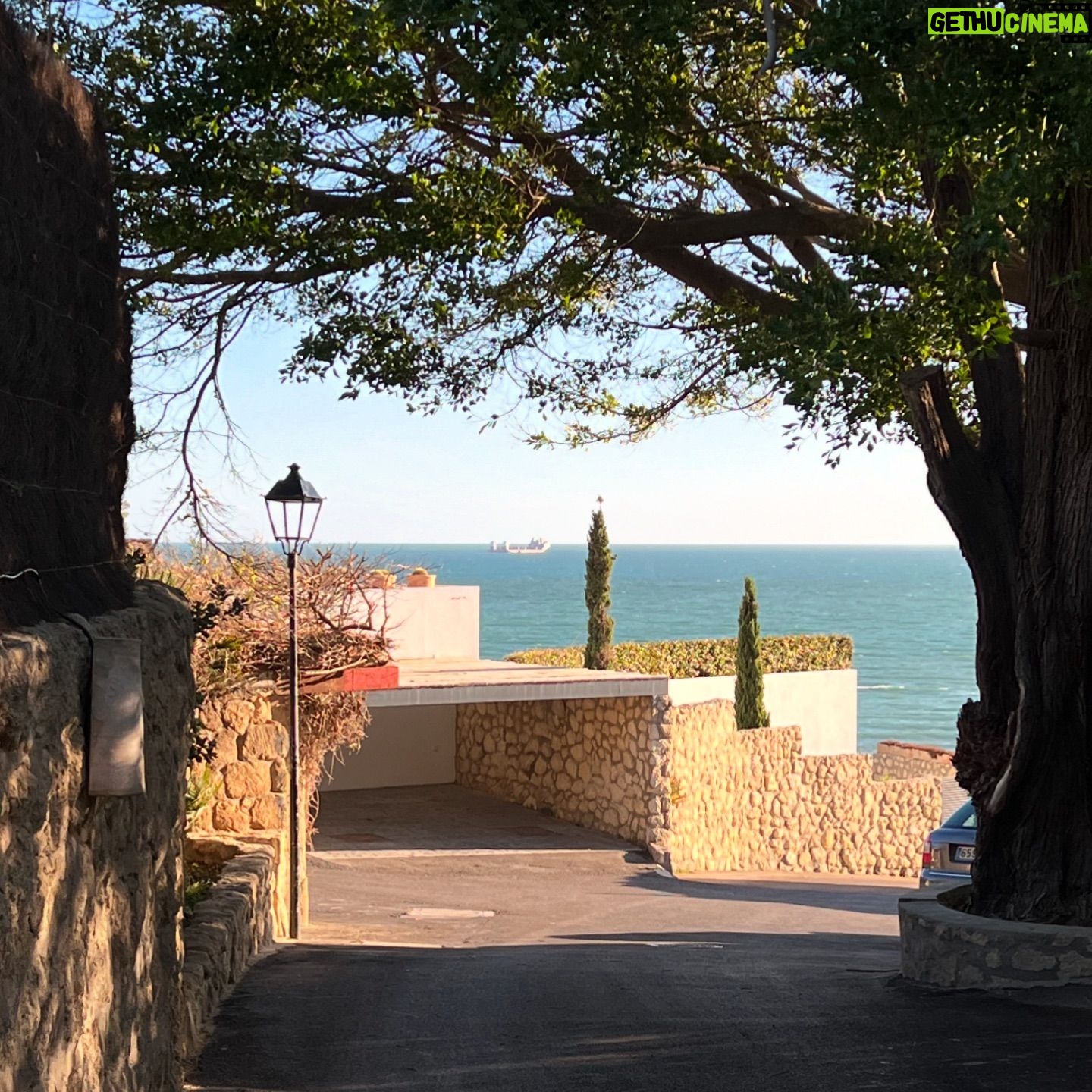 Mario de la Rosa - 1.6K Likes - 🏖️
La sal en la piel.
Las nubes tramposas.
Los pies blancos.
El paseo solitario.
Las olas sutiles.
El crepúsculo rotundo.
El bienestar en la cara.
La parada de reseteo.
El descanso necesario.
“Si estás cansado, descansa…
pero no abandones”.
#playa #beach #break #mood