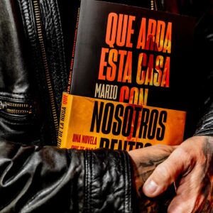 Mario de la Rosa Instagram - 🔥♥️
En menos de una semana viviré mi primer Sant Jordi en Barcelona. Nunca lo viví como lector y ahora lo haré como autor. La mezcla de ilusión y nervios es notable. Me dicen que es muy especial, una fiesta inigualable, pero que como estoy acostumbrado a las premiers como actor me adaptaré rápido. Sin embargo, exponerme como autor me produce un cosquilleo diferente. Es como ser el guionista, el director, el cámara, los personajes… todo en uno. Y cómo no, el alma desnuda para haceros vibrar con las palabras. Siempre digo que esta ambivalencia que me mueve se retroalimenta, pero es evidente que surcan diferentes órbitas.

Espero disfrutar de la experiencia, esa es la propuesta, y compartir con todos los que se acerquen el calor y el amor por la vida (y sus historias) entre libros y rosas.

Siempre agradecido a @editabundoagencialiteraria y a @libroscupula por acompañarme en el camino.

“Que arda esta casa con nosotros dentro”
#novela #thriller #autor #santjordi