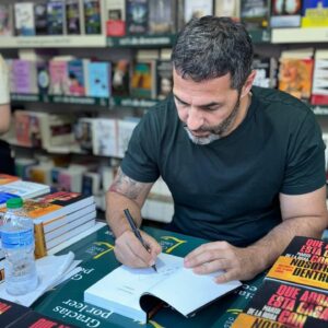 Mario de la Rosa Instagram - 📚♥️
Entre dedicatorias, firmas, fotos, besos y abrazos...
me gusta mucho escuchar vuestra opinión,
compartir detalles y recibir vuestros comentarios.
Me gusta hacer camino entre libreros, lectoras y compañeros de los que aprendo (mucho).
Me gusta la @ferialibromadrid 
y toda la gente bonita que la hace posible.
¡GRACIAS!

• @casadellibro 
• @ocho_ymedio 
• @libreriataigamadrid 
• @libreriamuga 
• @girasol_libreria 

#autor #escritor #novela 
#thriller #amor #pasión 
🟦 @planetadelibros 
🟪 @libroscupula 
🟨 @editabundoagencialiteraria