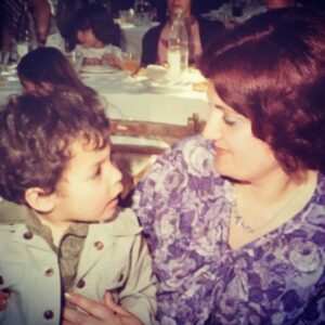 Mario de la Rosa Instagram - 💜 CARTA ABIERTA:

Pasan los años y ya nadie me pregunta por ti. Yo te recuerdo todos los días. He vuelto al hogar donde me criaste. Todos los rincones hablan de nosotros. Papá acaparó mucho estos últimos años. Pero a ninguno se nos olvida que el pegamento eras tú. Aprendí a vivir sin ti, pero contigo todo el rato, ya sabes. Ojalá hubieras visto todas las cosas bonitas que he creado solo por el hecho de dedicártelas. Mi memoria sensorial me trae tu voz, tu olor y el tacto de tus manos. Cierro los ojos y estamos juntos.

Hace poco leí (constaté) que nuestro recuerdo no durará mucho. Apenas un par de generaciones, para después diluirnos en la inmensidad del tiempo. Que somos efímeros, un segundo cósmico. Poco más que polvo de estrellas. Recuerdo que cuando “te fuiste” un amigo me dijo esto:
<<Ahora ya tienes estrella, ya nada te puede parar >>. 

Sigo improvisando en esta montaña rusa. Disfrutando de las subidas y preparándome para las bajadas. Lo mejor son los raíles que me dejaste. Lo peor, cuando no sé si subo o si bajo.

El cochecito no para, sigo haciendo camino… 
y siento que lo haces conmigo.