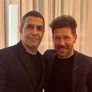 Mario de la Rosa Instagram - ♦️
Hay noches que empiezan tan bien como terminan.
Con grandes amigos (maravillosos compañeros de camino) y nuevos conocidos que te hacen crecer;
compartiendo cátedras, opiniones y sonrisas.
Entre exquisiteces y elixires varios, saboreando…
Y con el broche final de poder saludar 
( e inmortalizar el momento) al líder de mi culto.

Gracias a @tapasmagazine por tan entrañable velada,
un placer formar parte de vuestra causa y enhorabuena a @rasmusmunkalchemist por el merecido premio.

🪡 Vestido por @mango_man