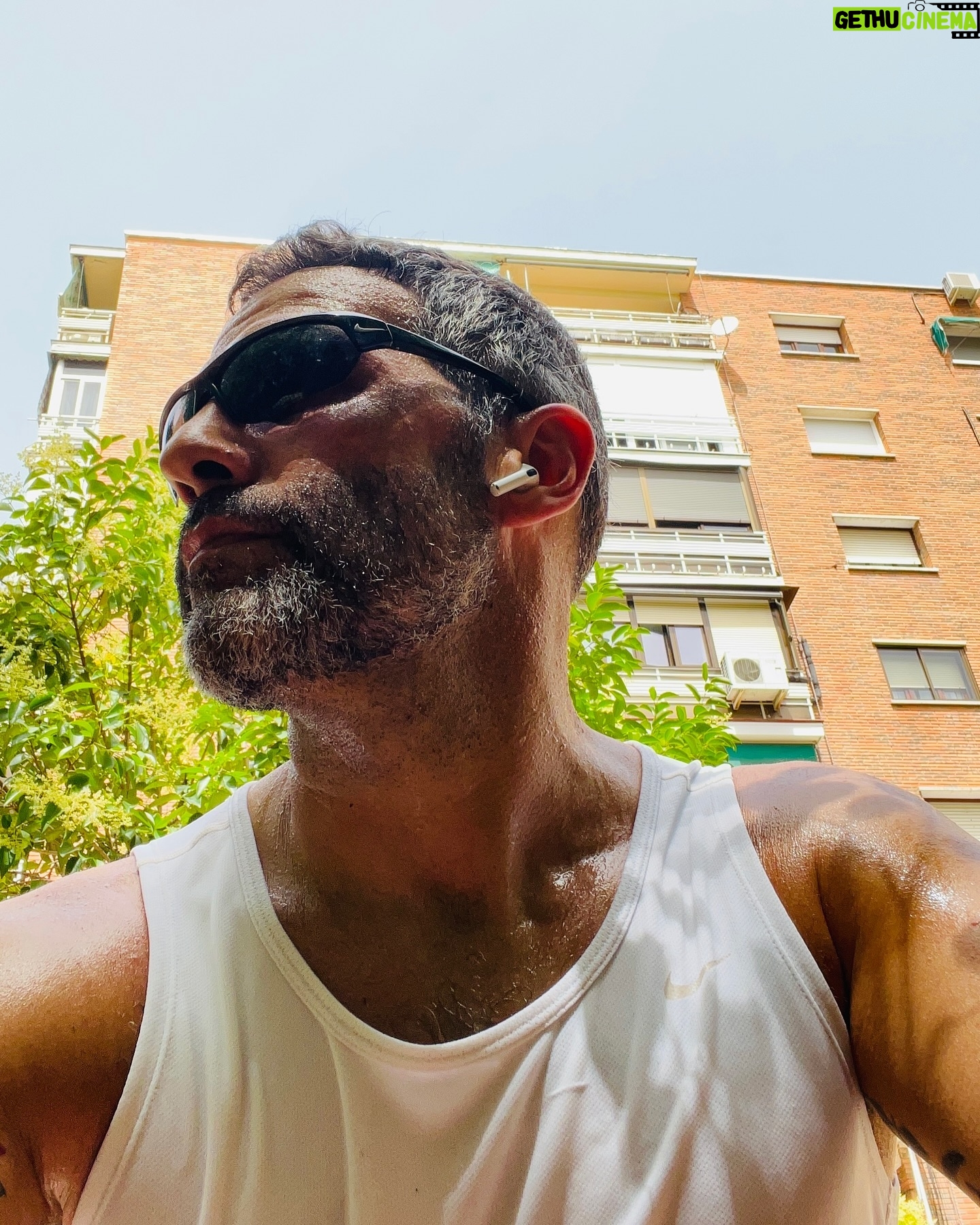 Mario de la Rosa - 1.4K Likes - 🗓️ EFEMÉRIDES:
30 años del servicio militar obligatorio.
25 años de mi debut en boxeo amateur.
20 años de mi vuelta de Londres.
15 años del videobook que lo cambió todo.
10 años de mi primer rodaje para BBC.
5 años de la publicación de mi primera novela.
La primera foto es del otro día, salí a correr y recordaba todos esos momentos. Mientras estiraba pensaba en los que vendrán. Seguimos.
#camino #vida