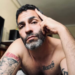 Mario de la Rosa Instagram - 1️⃣ COMBO:

Hace muchos años, una mujer me dijo: 
<<Tu corazón es una casa de huéspedes>>, como parte de su despedida. Con el tiempo añadí : <<mi cabeza no debería serlo>>. Esas frases juntas se convirtieron en mi aforismo más popular. Aunque no pensar en los momentos donde sentí intensamente me resulta utópico.
“Por ahí viene la chica que te gusta, actúa natural” o “El casting ha salido muy bien, ahora olvídalo”, también forman parte de esas máximas que me resultan imposibles de ejecutar. No es un cosquilleo de ilusión, ni siquiera las dichosas mariposas… es un terremoto que hace sentir incluso a los replicantes. 
A veces me siento como un tiburón en una bañera, tirando dentelladas por salir…
Nacemos, deseamos, amamos y morimos. 
Somos los protagonistas de un thriller en el que vamos improvisando el guion y pendientes de la fotografía.
Voy depurando la teoría con la constante de la mala práctica (o no del todo buena). Mejoro el foco y trabajo la ductilidad a la vez, pero la vida también tiene sus propios planes.