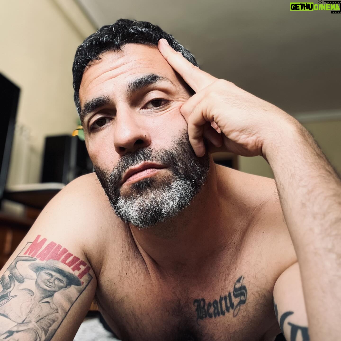 Mario de la Rosa - 1.8K Likes - 1️⃣ COMBO:
Hace muchos años, una mujer me dijo:
<<Tu corazón es una casa de huéspedes>>, como parte de su despedida. Con el tiempo añadí : <<mi cabeza no debería serlo>>. Esas frases juntas se convirtieron en mi aforismo más popular. Aunque no pensar en los momentos donde sentí intensamente me resulta utópico.
“Por ahí viene la chica que te gusta, actúa natural” o “El casting ha salido muy bien, ahora olvídalo”, también forman parte de esas máximas que me resultan imposibles de ejecutar. No es un cosquilleo de ilusión, ni siquiera las dichosas mariposas… es un terremoto que hace sentir incluso a los replicantes.
A veces me siento como un tiburón en una bañera, tirando dentelladas por salir…
Nacemos, deseamos, amamos y morimos.
Somos los protagonistas de un thriller en el que vamos improvisando el guion y pendientes de la fotografía.
Voy depurando la teoría con la constante de la mala práctica (o no del todo buena). Mejoro el foco y trabajo la ductilidad a la vez, pero la vida también tiene sus propios planes.