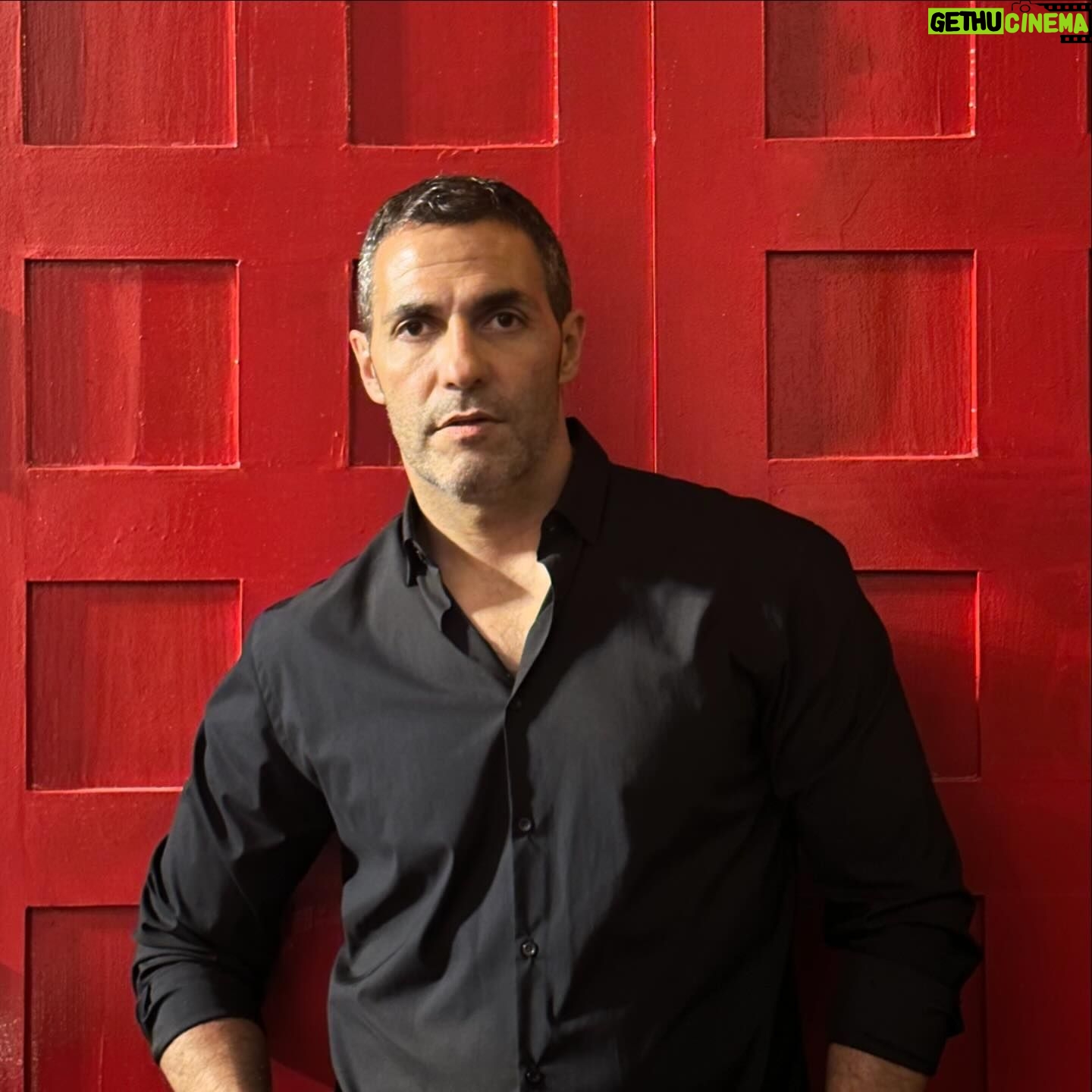 Mario de la Rosa - 0.9K Likes - ♦️
Me gustan las fotos y me gustan los pies de foto.
Me gustan las frases cortas, lapidarias.
Y también desgranar estos textos
llenos de matices con mensajes velados.
Me gusta acariciar con palabras escritas
lo que no puedo hacer con mi voz,
con las yemas de los dedos
o el dorso de mis manos.
Me gusta que me leas y que gracias a ello
entiendas que ya no estoy tan solo.
#escritor #actor #DLRS