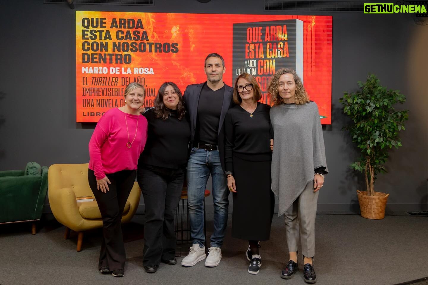 Mario de la Rosa - 870 Likes - 🔥
Presentar una novela es una meta volante.
Llegas exhausto al lugar en el que todo empieza.
Hoy siento una resaca emocional superlativa.
Recibir tanto calor y cariño tiene sus consecuencias.
Sigo en el camino que elegí hace unos años.
Y lo hago pisando fuerte entre las llamas de la incertidumbre.
Tengo el corazón lleno, AGRADECIDO…
con las personas que me han acompañado en esta parte del viaje. Destacando a @martaflich porque es la mejor, siempre está y me conoce como nadie. A @editabundoagencialiteraria y su apoyo constante. A @libroscupula (equipo maravilloso) por creer en mi obra tanto como yo mismo y a @elcorteingles por apostar en este nacimiento y cederme un espacio @ac_culturaenvivo que, por un par de horas, convertimos en un santuario.
Esta novela, que hasta ahora era mía (nuestra) ha pasado a perteneceros. Disfrutadla, sentidla y dejad que sus llamas os abriguen y enciendan a partes iguales.
“Que arda esta casa con nosotros dentro…
Que nazca un niño de fuego”
Fotografías de @ilde.sandrin ✨
#escritor #autor #novela
#thriller #amor #pasión