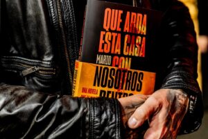 Mario de la Rosa Instagram - 🔥
Presentar una novela es una meta volante.
Llegas exhausto al lugar en el que todo empieza.
Hoy siento una resaca emocional superlativa.
Recibir tanto calor y cariño tiene sus consecuencias.
Sigo en el camino que elegí hace unos años.
Y lo hago pisando fuerte entre las llamas de la incertidumbre.

Tengo el corazón lleno, AGRADECIDO…
con las personas que me han acompañado en esta parte del viaje. Destacando a @martaflich porque es la mejor, siempre está y me conoce como nadie. A @editabundoagencialiteraria y su apoyo constante. A @libroscupula (equipo maravilloso) por creer en mi obra tanto como yo mismo y a @elcorteingles por apostar en este nacimiento y cederme un espacio @ac_culturaenvivo que, por un par de horas, convertimos en un santuario.

Esta novela, que hasta ahora era mía (nuestra) ha pasado a perteneceros. Disfrutadla, sentidla y dejad que sus llamas os abriguen y enciendan a partes iguales.

“Que arda esta casa con nosotros dentro…
Que nazca un niño de fuego”

Fotografías de @ilde.sandrin ✨

#escritor #autor #novela 
#thriller #amor #pasión