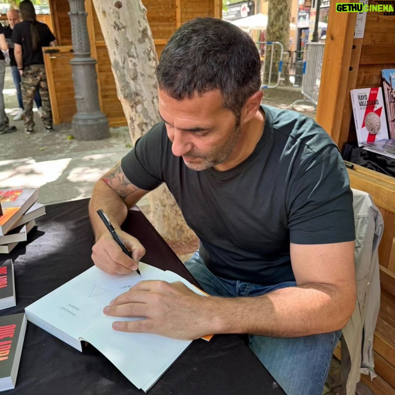 Mario de la Rosa - 1.3K Likes - 📚✨
Hay una magia que encierra la literatura…
que está fuera de las páginas de los libros.
Y es que, como autor en plena promoción,
te permite conocer a tus lectores y compartir las
impresiones y sensaciones que dejan tus palabras.
Desde las críticas profesionales hasta las lectoras más exigentes, pasando por candidatas europeas o la vicepresidenta del Gobierno.
¡Larga vida a los libros y a las personas que los arropan!
#escritor #autor #novela #libros
#firmas #ferias #manchanegra
#Alcorcón #Vallecas #thriller