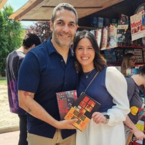 Mario de la Rosa Instagram - 📚✨
Hay una magia que encierra la literatura…
que está fuera de las páginas de los libros.
Y es que, como autor en plena promoción,
te permite conocer a tus lectores y compartir las
impresiones y sensaciones que dejan tus palabras.
Desde las críticas profesionales hasta las lectoras más exigentes, pasando por candidatas europeas o la vicepresidenta del Gobierno.
¡Larga vida a los libros y a las personas que los arropan!

#escritor #autor #novela #libros
#firmas #ferias #manchanegra
#Alcorcón #Vallecas #thriller