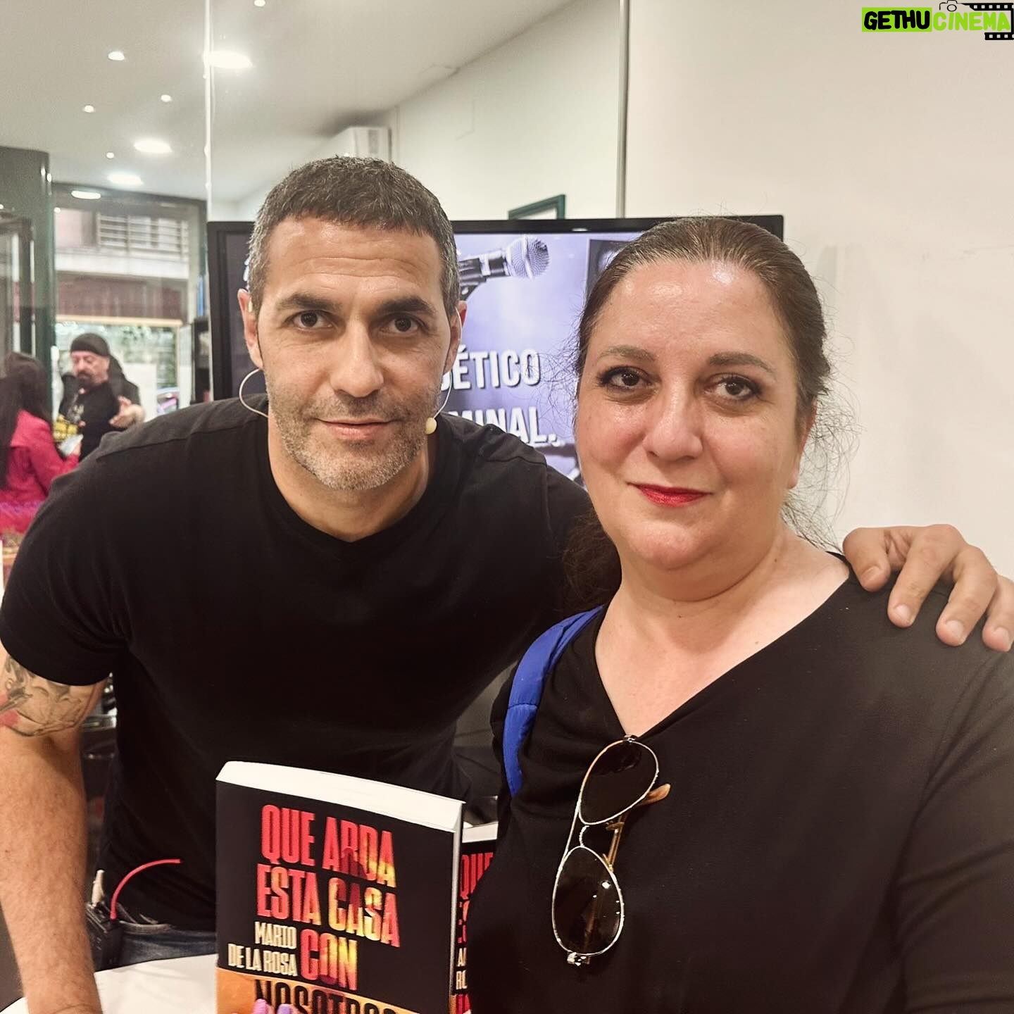 Mario de la Rosa - 1.3K Likes - 📚✨
Hay una magia que encierra la literatura…
que está fuera de las páginas de los libros.
Y es que, como autor en plena promoción,
te permite conocer a tus lectores y compartir las
impresiones y sensaciones que dejan tus palabras.
Desde las críticas profesionales hasta las lectoras más exigentes, pasando por candidatas europeas o la vicepresidenta del Gobierno.
¡Larga vida a los libros y a las personas que los arropan!
#escritor #autor #novela #libros
#firmas #ferias #manchanegra
#Alcorcón #Vallecas #thriller