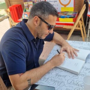 Mario de la Rosa Instagram - 📚✨
Hay una magia que encierra la literatura…
que está fuera de las páginas de los libros.
Y es que, como autor en plena promoción,
te permite conocer a tus lectores y compartir las
impresiones y sensaciones que dejan tus palabras.
Desde las críticas profesionales hasta las lectoras más exigentes, pasando por candidatas europeas o la vicepresidenta del Gobierno.
¡Larga vida a los libros y a las personas que los arropan!

#escritor #autor #novela #libros
#firmas #ferias #manchanegra
#Alcorcón #Vallecas #thriller