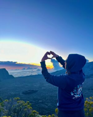 Marion Marimoutou Instagram - Mais quelle aventure ! C’est un pur plaisir de vous partager sans cesse des messages d’amours pour notre île.. 🇷🇪 Cette fois-ci est assez unique pour moi tout simplement grâce aux personnes uniques qui ont contribué à cette mission protection. Du partage, de l’entraide, des rires, de la découverte… Des moments tellement simples qui finalement sont vraiment les plus riches. Un grand merci à l’homme de la situation évidemment @pikpiktours . Merci également aux organismes comme @ultrapremiumdirect , @youcare_fr et toutes les équipes qui ont géré cette semaine à merveille.  La Réunion vous remercie du fond du cœur, vous serez toujours les bienvenus ❤️ #974island #collaboration