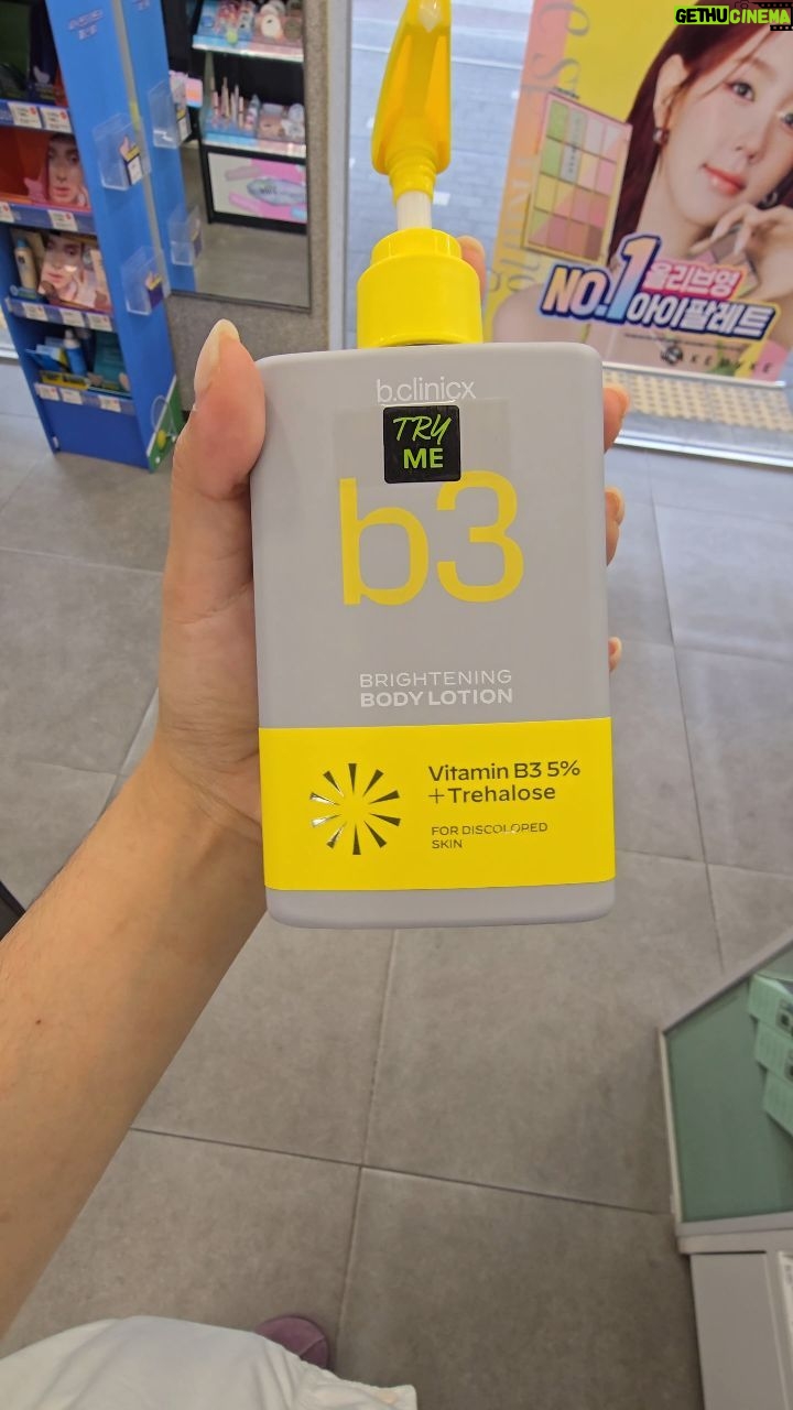 Maripha Siripool - 100 Likes - 📌ป้ายยา โลชั่นผิวขาวใส ไนอะซินาไมด์ วิตซี🍋✨️ กู้ชีพข้อศอก หัวเข่า ดำๆ ด้านๆเลยแกร 😍💯🇰🇷
#รีวิวของดีบอกต่อ #ป้ายยา #แจกพิกัด #올리브영 #oliveyoung #bclinicx #비클리닉스 #ผิวขาวใส #ผิวขางกระจ่างใส #ข้อศอกดํา #หัวเข่าดํา #ครีมทาผิวขาว #วิตมินซี #ไนอะซินาไมด์ #รีวิวเกาหลี #รีวิวบิวตี้ #เกาหลีเกาใจ #รีวิวของดีบอกต่อ #สกินแคร์เกาหลี #รีวิวสกินแคร์ที่ใช้ #รีวิวสกินแคร์เกาหลี #โลชั่น #brighteninglotion #โลชั่นผิวขาว