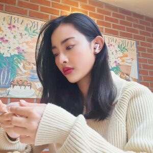 Maripha Siripool Instagram - ช่วงนี้ติดน้องหูฟังมุ่งมิ้งคนนี้มาก 💕น้องเสียงดีน่ารักพกง่าย✨️💖😍

📌แจกโค้ดลด 15%: wwmrp95

#sudio #SudioA1Pro #รีวิวหูฟังไร้สาย #หูฟังน่ารัก #รีวิวเกาหลี #เกาหลีเกาใจ