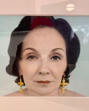 Maripol Instagram - Who needs Botox when the amazing artist  Magician @mryoussefnabil takes care of you!
This summer in Paris @lacitédumondearabe they had an amazing exhibit DIVAS with all the greatest oriental singers Mr Nabil  had a film and pictures in there and to hear the sounds, see the costumes  and films with @brunoxx  was a gift!
❤️💋💞📷 @mryoussefnabil  Vintage earings @maripolitan