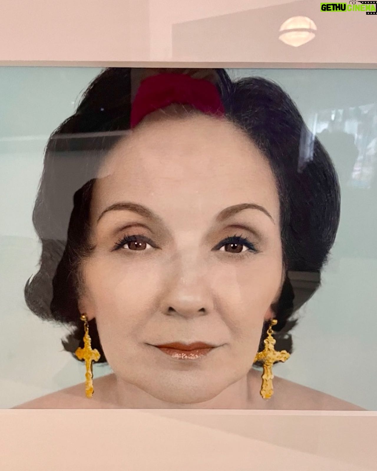 Maripol - 1K Likes - Who needs Botox when the amazing artist Magician @mryoussefnabil takes care of you!
This summer in Paris @lacitédumondearabe they had an amazing exhibit DIVAS with all the greatest oriental singers Mr Nabil had a film and pictures in there and to hear the sounds, see the costumes and films with @brunoxx was a gift!
❤️💋💞📷 @mryoussefnabil Vintage earings @maripolitan