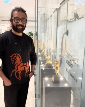 Maris Vijay Instagram - AR Rahman Sir orchestrated a momentous achievement by ensuring that Indian musicians were acknowledged and honored with an Oscar & Grammy Awards @firdausorchestra @firdaus.studio @arrahman @marisvijayofficial @trinity_waves_studio @mmuzikofficial #oscar #oscars #grammyawards #grammy #music #musician #musicislife #musicindustry #bollywood #kollywood #hollywood #tour #studio #firdaus #orcherstra #arrahman #arrahmanbgm #arrahmanmusic #marisvijay @marisvijayfanpage #musically #musicproducer #musicstudio #musiclife #composer #filmcomposer