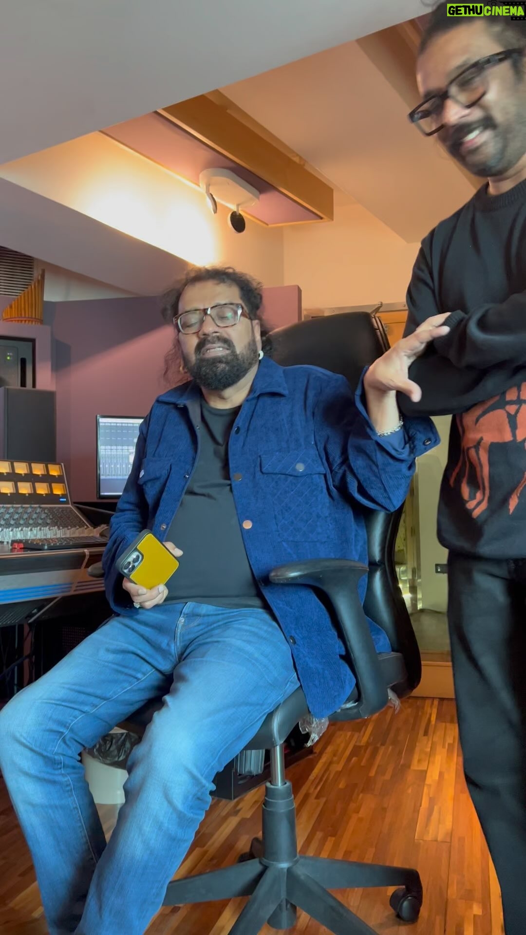 Maris Vijay - 52.8K Likes - Melody King One and Only @singerhariharana Sir Thank You For Your Blessings 🙏🏻 @saibuvarughese @saibuvs My Brother always support and Encourage me .
Praise God 🙏🏻 .
🏏 Bat’eh, ball’eh, thappu, thavulu,
Nambelodeh game’eh game’eh...