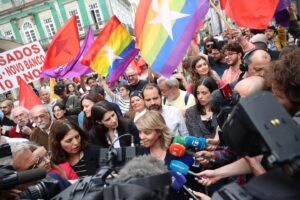 Marisa Matias Instagram - Foi um mar de povo bloquista a descer a rua de Santa Catarina no Porto. Pela igualdade, o salário, a casa, a paz e o planeta, a caminho dos últimos dias de campanha, sente-se em cada cidade e em cada esquina, reconhecimento e confiança na candidatura do Bloco. É possível uma Europa sem muros nem desigualdades, com direitos iguais para toda gente. No domingo, vota Bloco de Esquerda.

📸 @anamendes.jpg