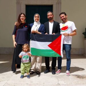 Marisa Matias Instagram - A Sumaya Awad é dirigente da ONG Adalah Justice Project (@adalahjusticeproject), ativista do Democratic Socialists of America (@demsocialists) e autora do livro Palestina: uma abordagem socialista. Recebemo-la, hoje, na Assembleia da República, juntamente com o ativista Hindi Mesleh, do coletivo Palestina em Português (@palestinaemportugues), para trocar impressões sobre a situação na Palestina, na Europa e nos Estados Unidos da América. 

Convergimos no diagnóstico de que só conseguimos parar a máquina de guerra do regime israelita e a ocupação da Palestina se os governos de todo o mundo adotarem medidas corajosas de boicote, desinvestimento e sanções. O apartheid israelita só cairá se usarmos as mesmas táticas que o fizeram cair na África do Sul. 

Foi um gosto ter-vos cá.

Anunciaremos novidades em breve. 
 فلسطين حرة