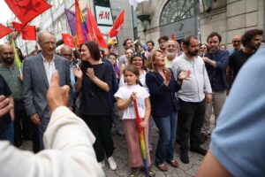 Marisa Matias Instagram - Foi um mar de povo bloquista a descer a rua de Santa Catarina no Porto. Pela igualdade, o salário, a casa, a paz e o planeta, a caminho dos últimos dias de campanha, sente-se em cada cidade e em cada esquina, reconhecimento e confiança na candidatura do Bloco. É possível uma Europa sem muros nem desigualdades, com direitos iguais para toda gente. No domingo, vota Bloco de Esquerda.

📸 @anamendes.jpg