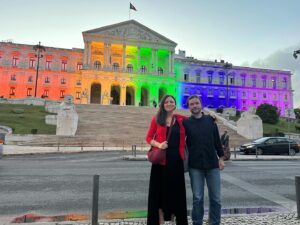 Marisa Matias Instagram - Esta noite a Assembleia da República ilumina-se para assinalar o Dia Nacional contra a Homofobia e a Transfobia 🌈✊🏽