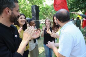 Marisa Matias Instagram - Não desistimos da paz e da igualdade, não desistimos da Europa.

O combate por uma Europa em que a igualdade avance, a denúncia das convergências escondidas entre os candidatos do centro, o compromisso com as trabalhadoras de serviço doméstico e com uma Europa sem muros. Junto com o rock dos @baleia_baleia_baleia, foram essas as causas que subiram ao palco perante centenas de pessoas hoje no comício-festa do Bloco.

📸 @anamendes.jpg