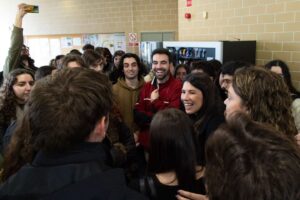 Marisa Matias Instagram - Ao lado de quem estuda, vamos fazer o que nunca foi feito.

Estivemos hoje numa Residência Universitária do Campo Alegre, no Porto, para lembrar que a crise na habitação é hoje a maior barreira no acesso e permanência no Ensino Superior. A prioridade à habitação para estudantes só vai acontecer com a força do teu voto no Bloco.

📸 @anamendes.jpg