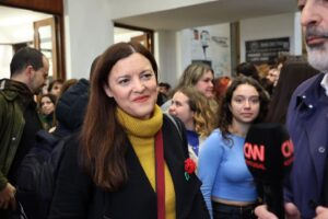 Marisa Matias Instagram - Ao lado de quem estuda, vamos fazer o que nunca foi feito.

Estivemos hoje numa Residência Universitária do Campo Alegre, no Porto, para lembrar que a crise na habitação é hoje a maior barreira no acesso e permanência no Ensino Superior. A prioridade à habitação para estudantes só vai acontecer com a força do teu voto no Bloco.

📸 @anamendes.jpg