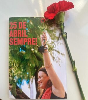Marisa Matias Instagram - 25 de Abril sempre! ✊🏽 Por estar ainda em recuperação, não pude descer a avenida mas vi como o país se encheu de alecrim. Que belo foi este dia. Foi bonita a festa ❤️