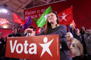 Marisa Matias Instagram - No domingo votamos como mulheres.

Foi assim que resumi ontem, no Porto, esta incrível campanha que nos levou das barragens de Miranda do Douro, à serra algarvia, das fábricas de Braga e Aveiro à luta pela habitação nas ruas de Lisboa. E a tanto mais. Pela casa, o salário, a saúde, a educação e o planeta, há um voto que conta pera eleger uma maioria por soluções. É o voto no Bloco.

📸 @anamendes.jpg