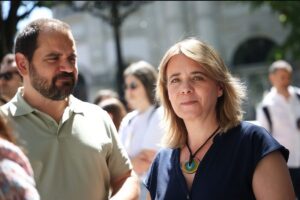 Marisa Matias Instagram - As eleições europeias estão aí. Mais do que nunca são precisas pessoas que possam fazer frente às políticas do ódio e que nos ajudem a dar a volta pela dignidade e pela humanidade. A @catarina_smartins é a melhor de nós e não há nenhuma dúvida que é das mais bem preparadas para fazer esse caminho. A @catarina_smartins e o @gusmao.jose são a nossa garantia. No Domingo podes votar onde estiveres, não é preciso que estejas na tua área de residência. Vota Bloco de Esquerda. Vota com confiança.