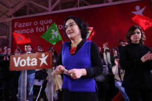 Marisa Matias Instagram - No domingo votamos como mulheres.

Foi assim que resumi ontem, no Porto, esta incrível campanha que nos levou das barragens de Miranda do Douro, à serra algarvia, das fábricas de Braga e Aveiro à luta pela habitação nas ruas de Lisboa. E a tanto mais. Pela casa, o salário, a saúde, a educação e o planeta, há um voto que conta pera eleger uma maioria por soluções. É o voto no Bloco.

📸 @anamendes.jpg