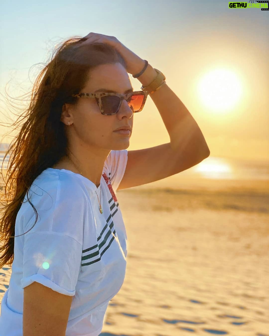 Marisa Pérez - 1.2K Likes - • No meu canto recolho em silêncio, deixo o vento levar as maresias.
Na brisa volto a sonhar... •