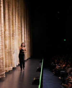 Marisé Álvarez Instagram - Sueño hecho realidad. 💫 Mi comediante favorita me invitó a abrirle sus shows en LA y San Diego! Gracias @sofffiaaa1 por confiar y por ser genuinamente solidaria, eres INCREÍBLE. Y gracias @danicuevasb @ppam2706 y a todo su equipo por tratarme con tanto cariño. Ojalá y nos volvamos a encontrar muy pronto! 📸: @thisisyeya Gracias por todo @cristinarodlo 🫶