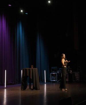 Marisé Álvarez Instagram - Sueño hecho realidad. 💫 Mi comediante favorita me invitó a abrirle sus shows en LA y San Diego! Gracias @sofffiaaa1 por confiar y por ser genuinamente solidaria, eres INCREÍBLE. Y gracias @danicuevasb @ppam2706 y a todo su equipo por tratarme con tanto cariño. Ojalá y nos volvamos a encontrar muy pronto! 📸: @thisisyeya Gracias por todo @cristinarodlo 🫶