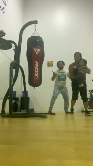 Marissa Labog Instagram - Kid doesn’t even need slowmo 🥊🔥

*As long as mom’s holding him 😂

#stunts #stuntlife #stuntmom #stuntbaby #familyfitness #familyfun #gymrat #gymtime