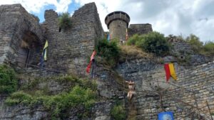 Marita Zafra Instagram - ¡Despeiná todo el día subiendo castillo parriba, montaña pabajo! 

#peyrelade